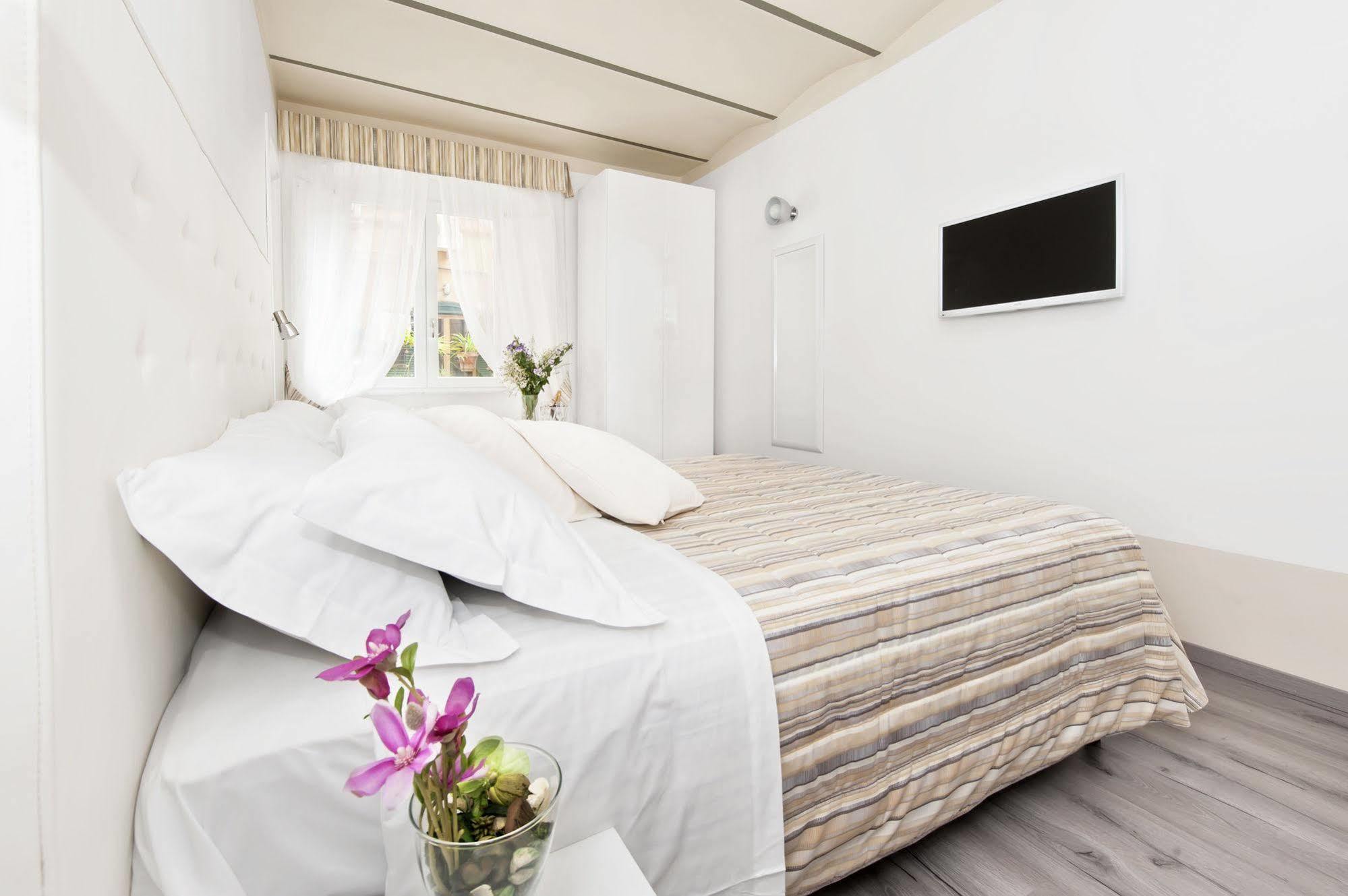 White Rooms Colosseo Рим Экстерьер фото