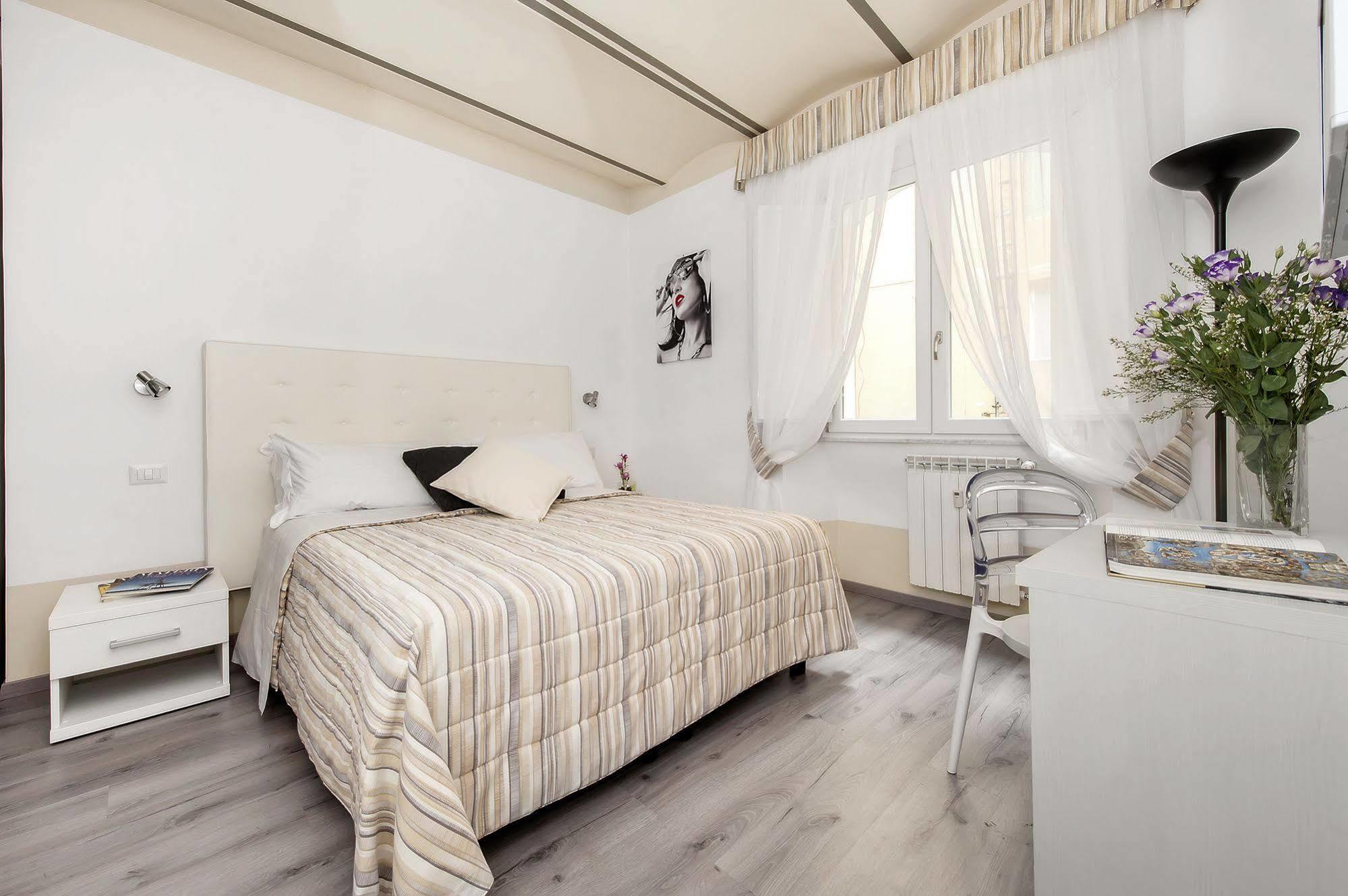 White Rooms Colosseo Рим Экстерьер фото